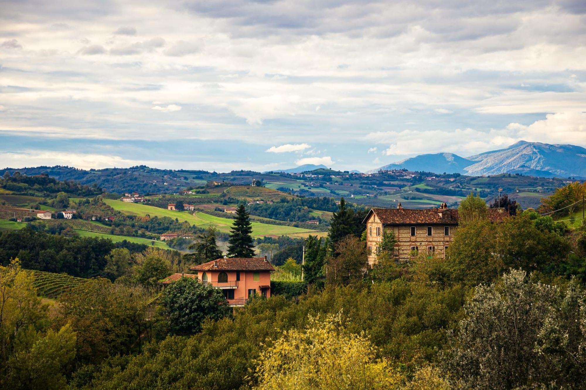 Отель Charming Barolo Wine Loft Монфорте-д'Альба Экстерьер фото